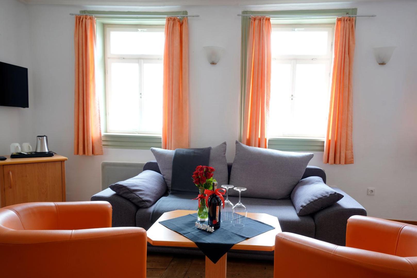 Hotel Adler Am Schloss Bonnigheim Экстерьер фото