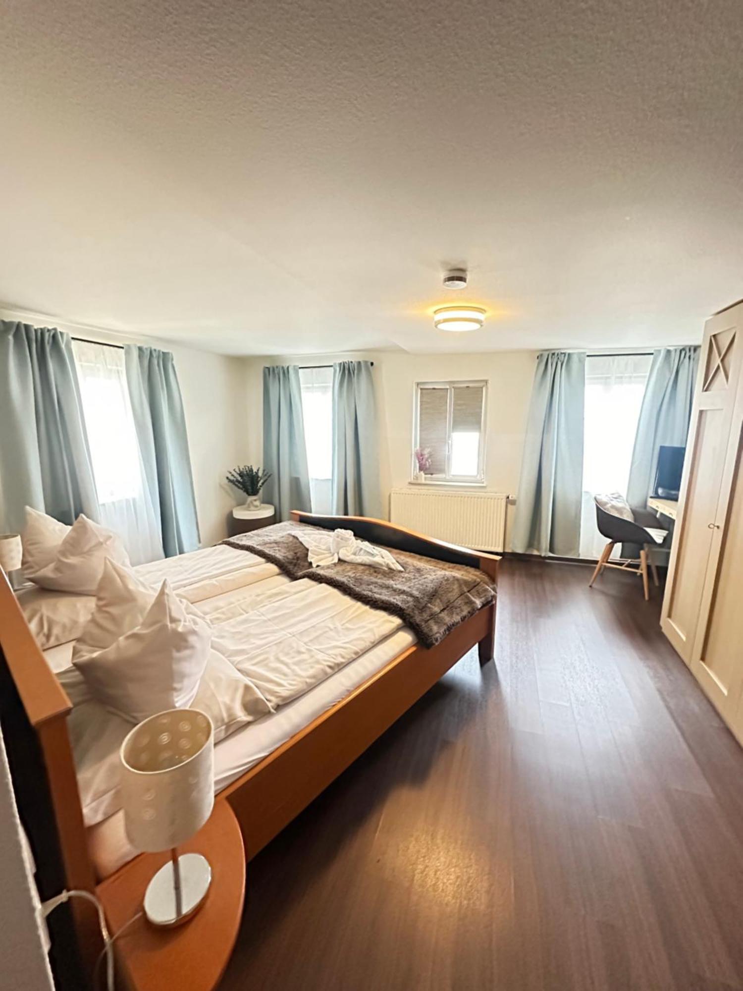 Hotel Adler Am Schloss Bonnigheim Экстерьер фото